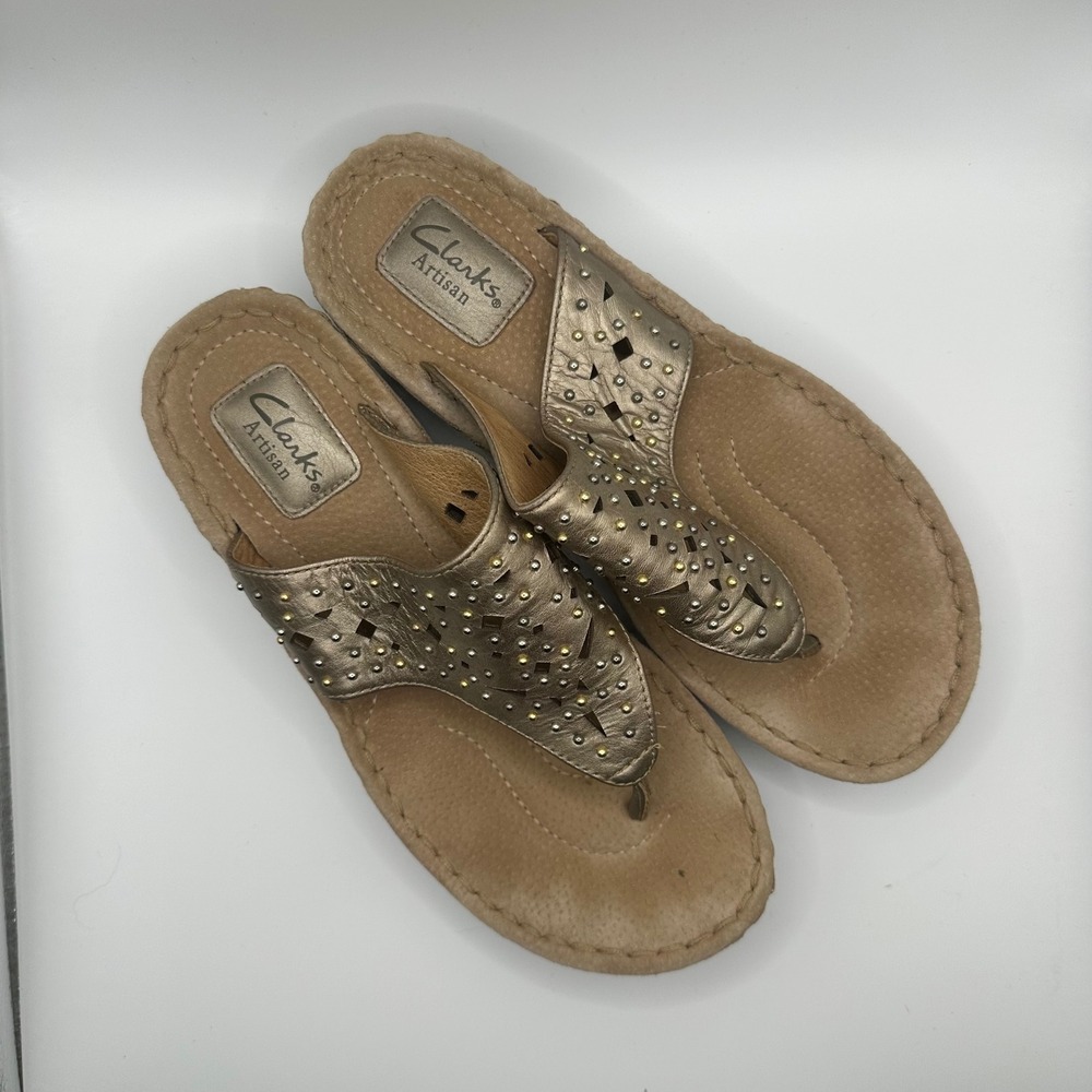 Clarks Artisan Gold Leather Thong Sandals Studded Detail Size 8.5M - Picture 3 of 5